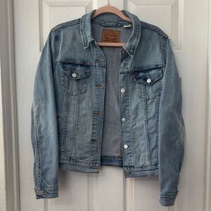 Levi’s Classic Denim Trucker Jacket Light Wash Button Front L
